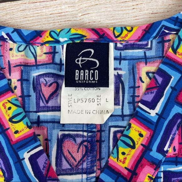 Barco Womens Scrub Top Size Large Hearts Flowers Colorful Vet Tech Medical - Picture 3 of 4